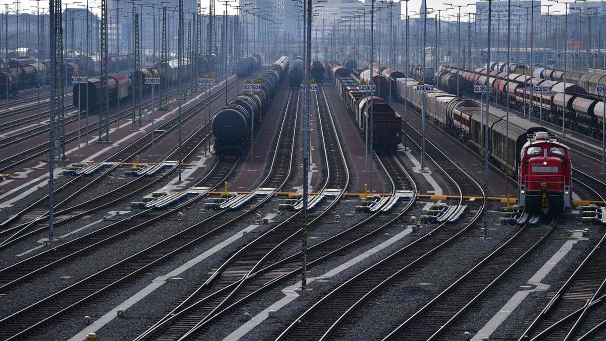  33.000 Kilometer lang ist das Gleisnetz der Deutschen Bahn. Über viele Jahre wurde wenig dafür getan, um es zu erhalten. Inzwischen aber fließen Rekordsummen in die Modernisierung der Strecken. 