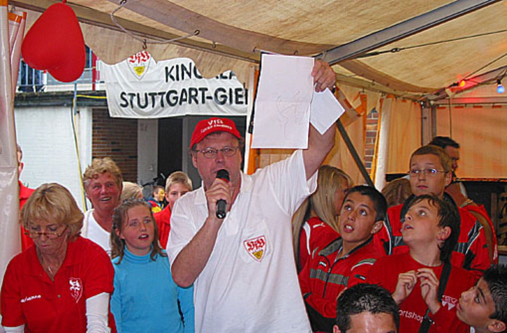 Sozial engagieren sich die Mitglieder des VfB-Fanclubs Stuttgart-Giebel auch. Etwa wenn sie eine Tombola für eine Kinderambulanz im Kosovo organisieren.