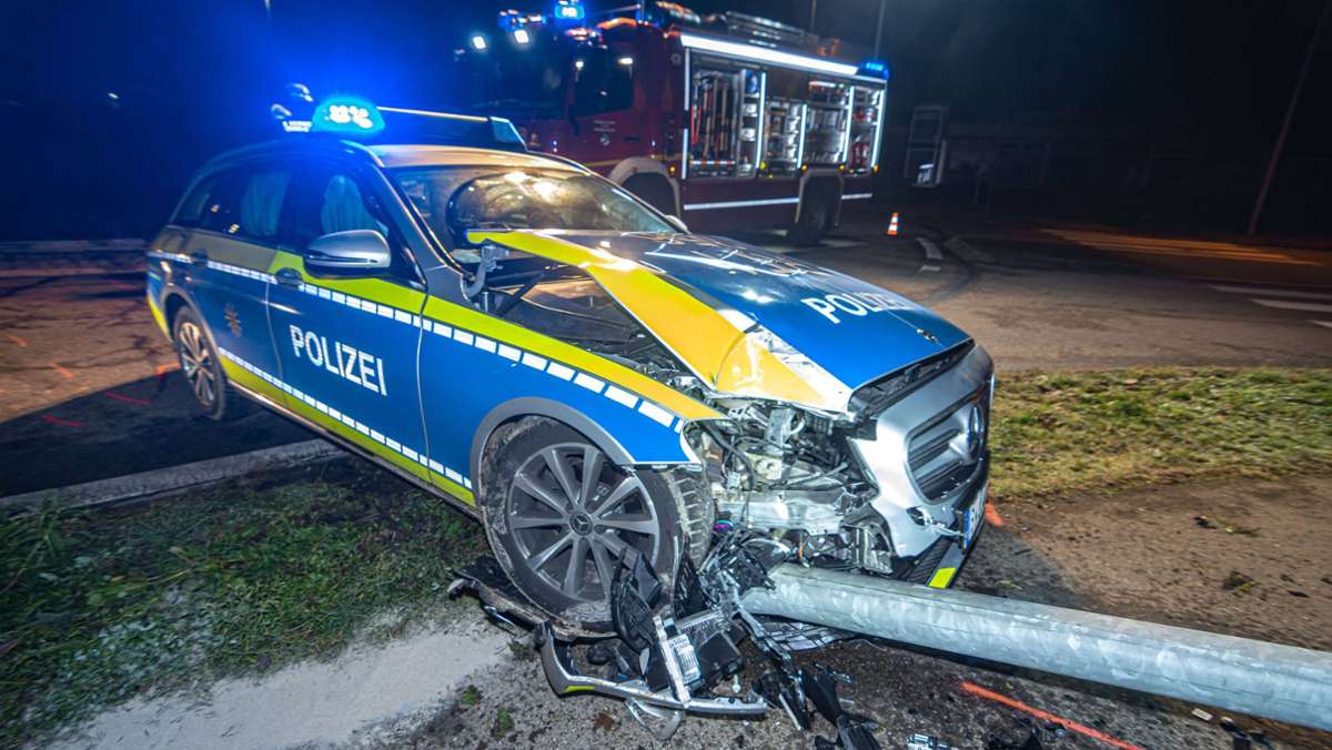 Spektakulärer Unfall in Wendlingen: Polizeiauto schanzt über Kreisverkehr und rammt Straßenlaterne