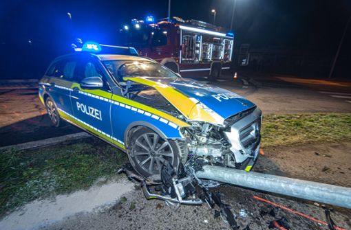 An dem Polizeiauto entstand bei dem Unfall ein erheblicher Schaden. Foto: 7aktuell.de/Moritz Bassermann