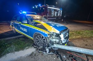 Polizeiauto schanzt über Kreisverkehr und rammt Straßenlaterne