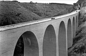 Die Drachenlochbrücke ist ein meisterliches Bauwerk, das sich ästhetisch in die Alblandschaft einfügt.  Nach der Eröffnung  1937 war sie zunächst in beiden Richtungen befahrbar. Foto: Landesmedienzentrum Baden-Württemberg/Robert Bothner