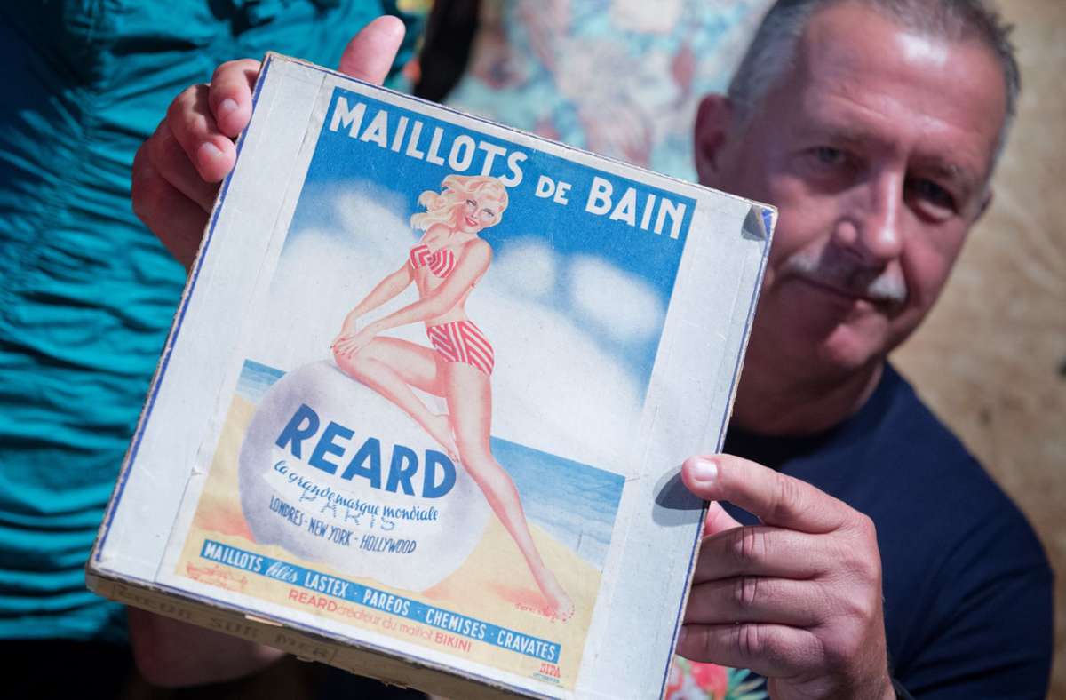 Jürgen Kraft, Bademodensammler zeigt die Verpackung zum Bikini des französischen Modeschöpfers Réard aus dem Jahr 1953.