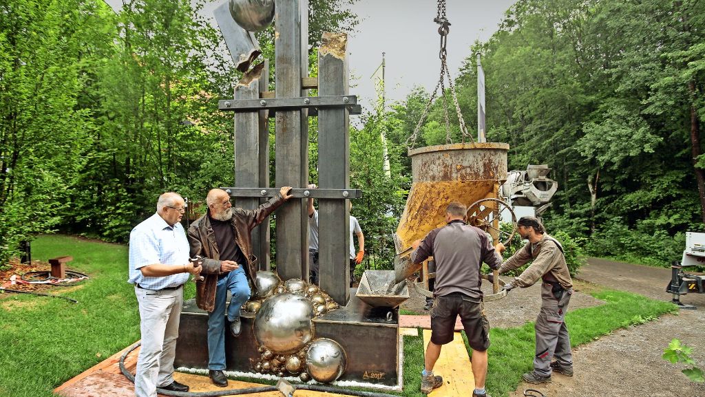 Hildrizhausen im Kreis Böblingen: Eine  Ackermann-Skulptur zum Waldhaus-Jubiläum