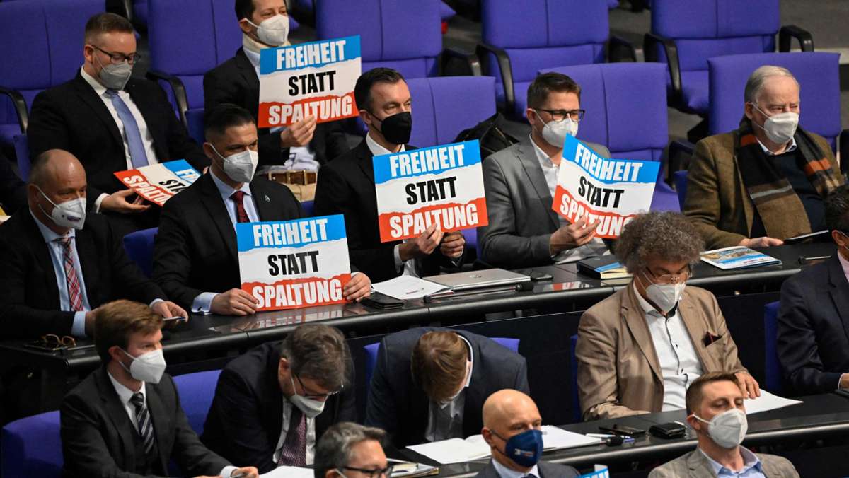  Corona-Protest im Bundestag: Mehrere AfD-Abgeordnete halten im Plenarsaal Plakate mit der Aufschrift „Freiheit statt Spaltung“ hoch. Was hinter der Aktion der Rechtspopulisten steht. 