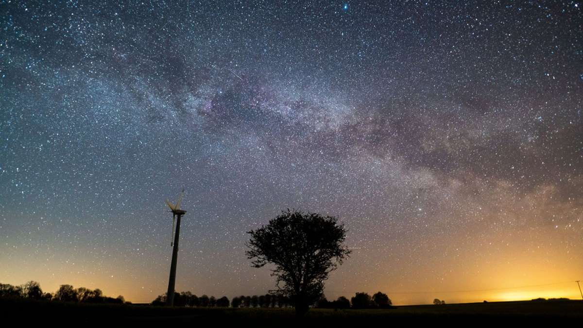  Der Nachthimmel zeigt nun frühlingshaften Charakter. Und ab Mitte April lassen sich mit etwas Glück Sternschnuppen beobachten. Wann genau sind die Chancen dafür am Besten? 