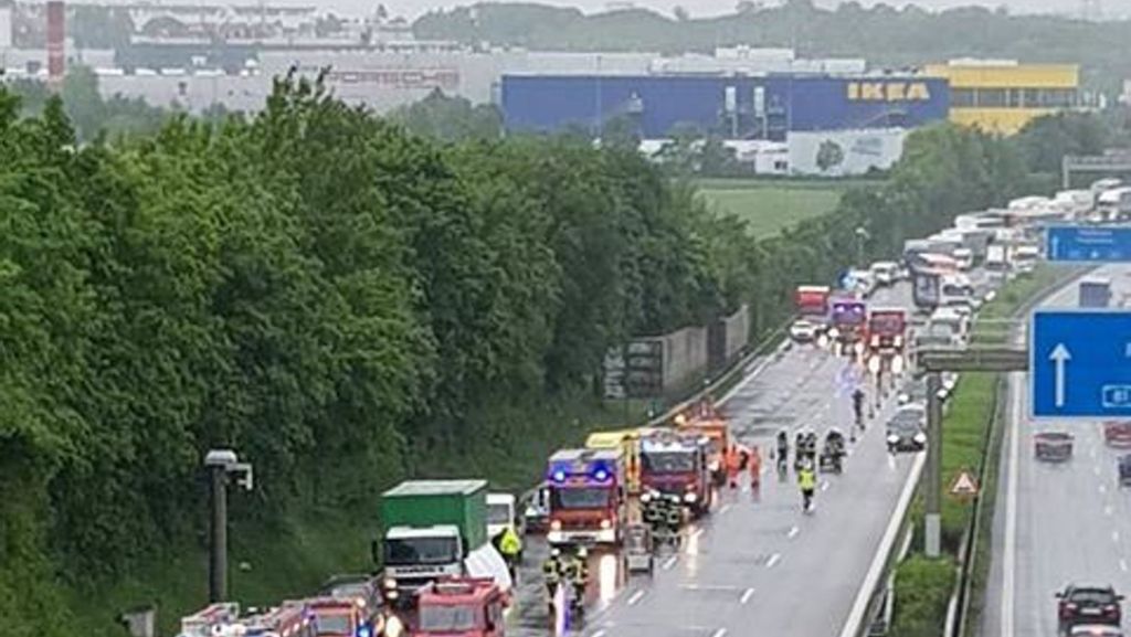 Unfall auf A81 bei Ludwigsburg: A81 nach heftigem Crash zeitweise voll gesperrt