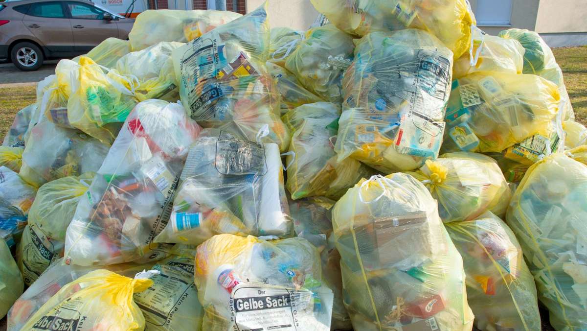  Der Verpackungsmüll, der wegen Corona deutlich zugenommen hat, wird wieder weniger. Die Abfallwirtschaft hat dennoch ein massives Problem. Es gibt aktuell zu wenig Abnehmer für das recycelte Material. Was müsste passieren? 