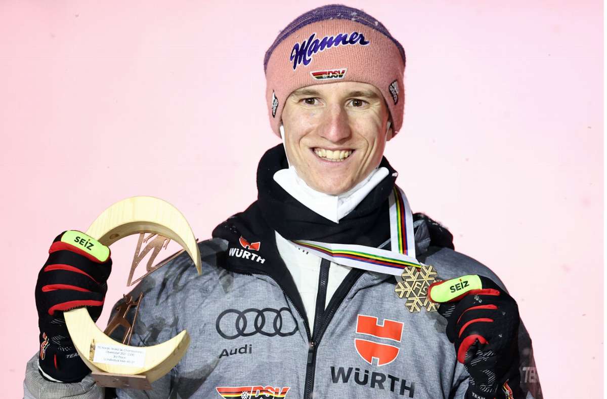 Karl Geiger freut sich über seine dritte Medaille bei seiner Heim-WM. Foto: dpa/Daniel Karmann