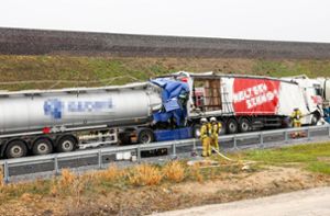 Lkw-Fahrer stirbt bei Auffahrunfall - Vollsperrung auf A6