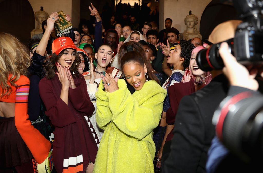 Nach der Show jubelt Rihanna mit den Models.