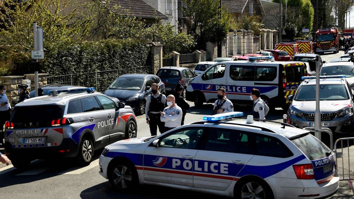  Eine Polizeimitarbeiterin wird von einem Islamisten in der Nähe von Paris ermordet, nun sollen die Sicherheitsgesetze weiter verschärft werden 