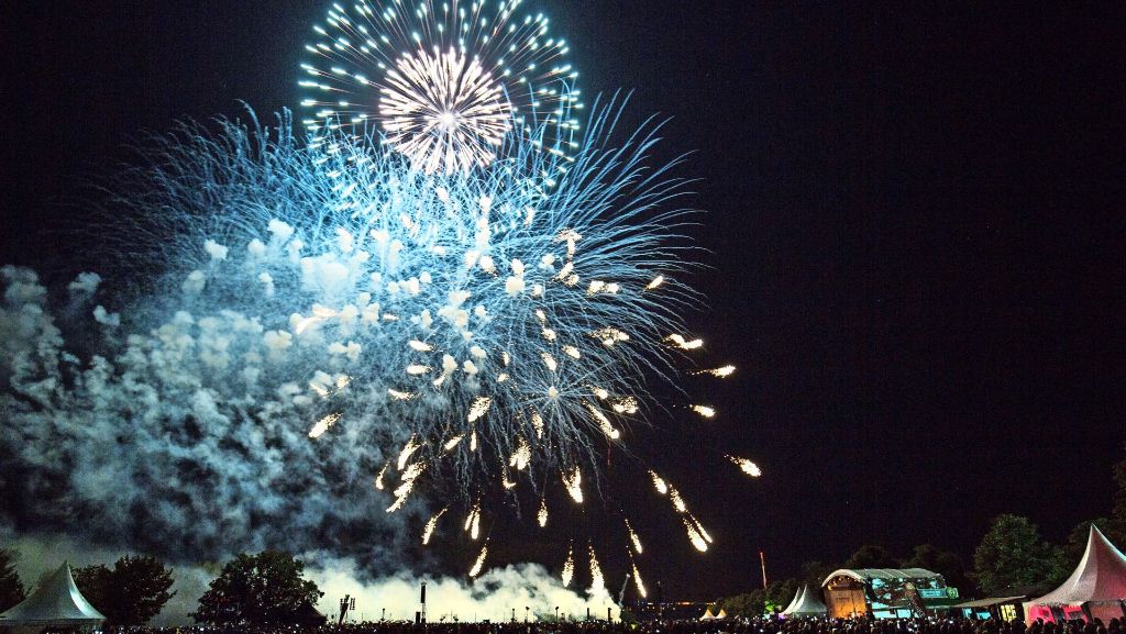 Flammende Sterne: Ansturm auf das Feuerwerksfestival