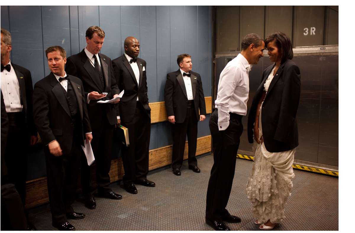 Persönliche Nähe vor Zuschauern: Der gerade ins Amt eingeführte US-Präsident Barack Obama und seine Frau Michelle 2009 in einem Lastenaufzug während eines Balls in Washington