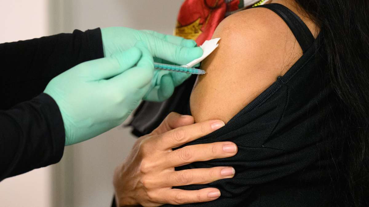  Die Gesundheitsminister von Bund und Ländern beraten über eine mögliche vierte Impfung gegen das Coronavirus. Es ist bereits das zweite Treffen dieser Art in diesem Jahr. 