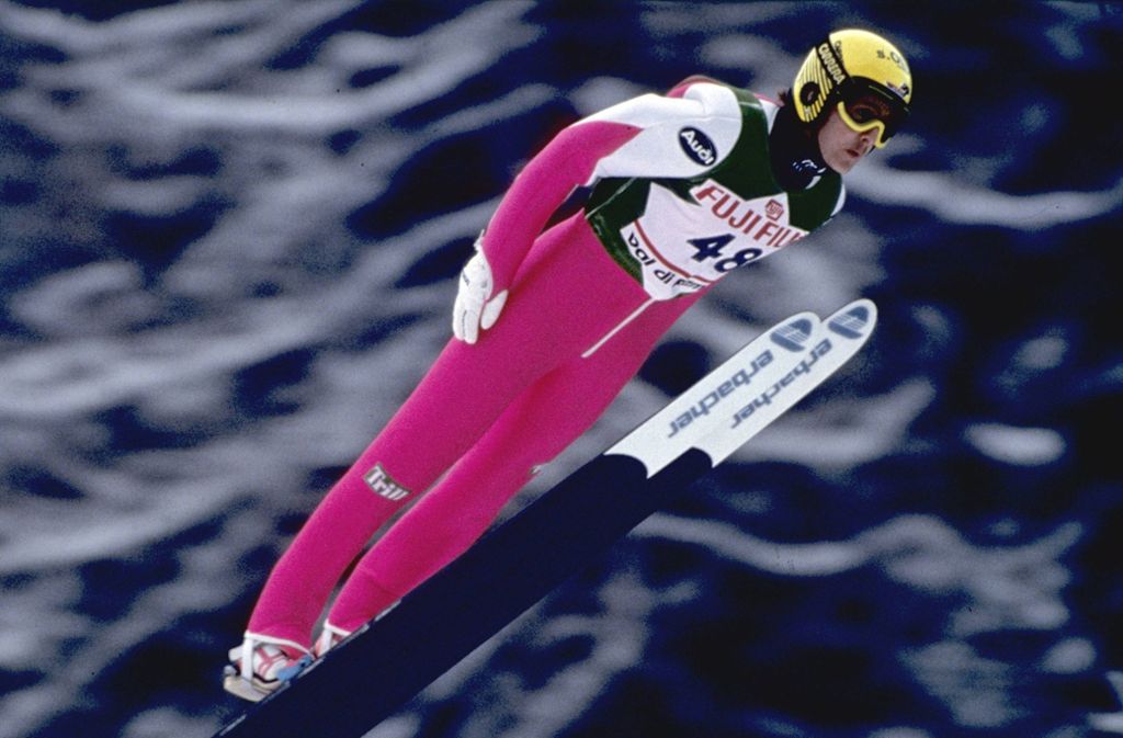 Jens Weißflog (hier ein Bild aus dem Jahr 1991) ist der deutsche Rekordhalter bei der Vierschanzentournee. Der Skispringer aus dem Erzgebirge, heute 55 Jahre alt, triumphierte gleich viermal – 1984, 1985, 1991 und 1996. Nur einer gewann die Tournee noch öfter: der Finne Janne Ahonen kommt auf insgesamt fünf Siege.
