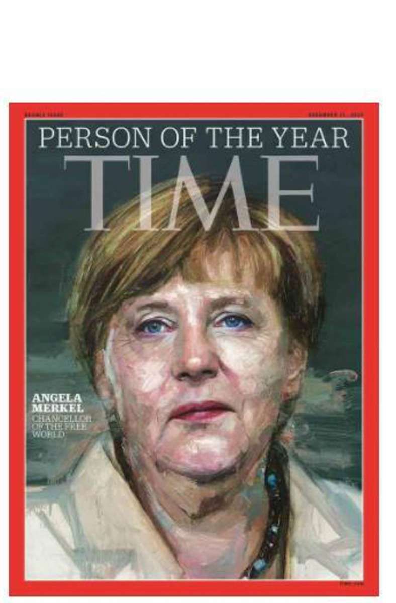 Dezember 2015: Das US-Magazine „Time“ kürt Angela Merkel zur Person des Jahres. Die deutsche Bundeskanzlerin verlange mehr von ihrem Land, als die meisten Politiker wagen würden. Sie stelle sich der Tyrannei entgegen und gebe moralische Führung in einer Welt, in der es daran mangele – so lautete damals die Begründung der Chefredakteurin. Als „Kanzlerin der freien Welt“ wurde Angela Merkel sogar bezeichnet. Das Bild auf dem „Time“-Cover stammt von dem nordirischen Künstler Colin Davidson.
