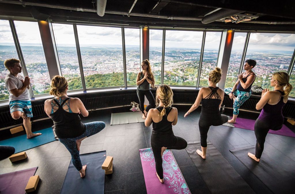Hoch oben über Stuttgart: Yoga im Fernsehturm