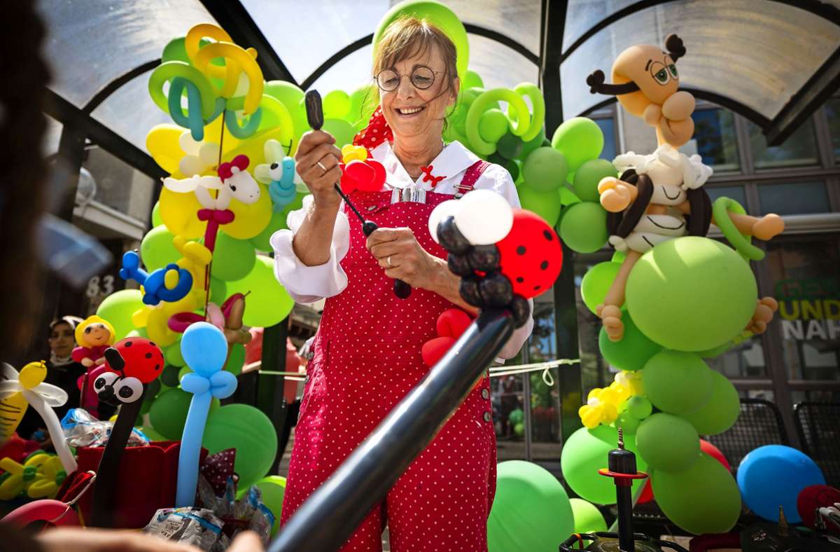 Tine Steinchen ist beim Fellbacher Maikäferfest vor allem bei den Kindern beliebt – sie fertigt kunstvolle Figuren und Objekte aus Luftballons.
