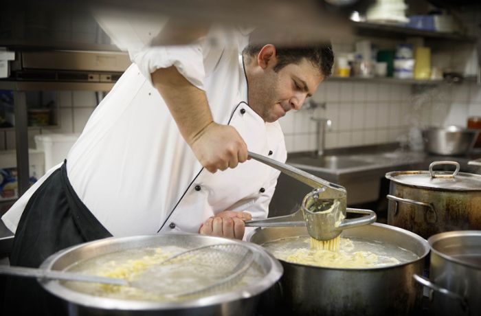 Neue Kochkursreihe der Volkshochschule Unteres Remstal: Spätzle von syrischem Koch