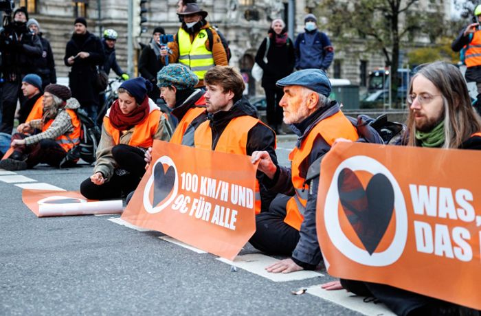 Klimaaktivisten blockieren erneut Straßen in Berlin und München