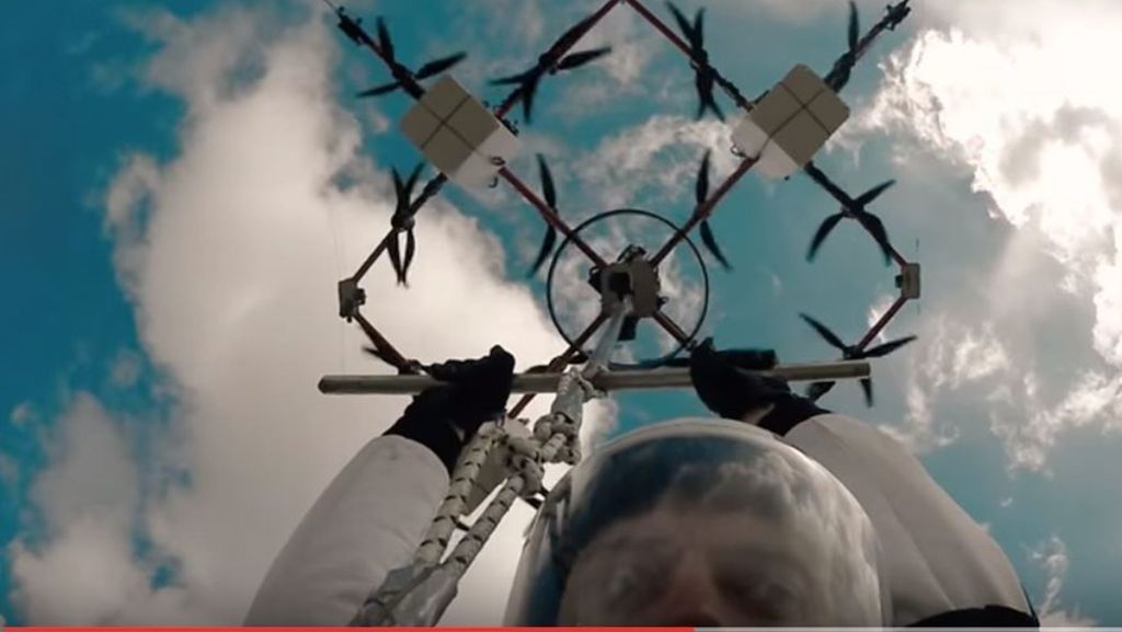 Nervenkitzel im Video: Fallschirmspringer springt von Drohne ab