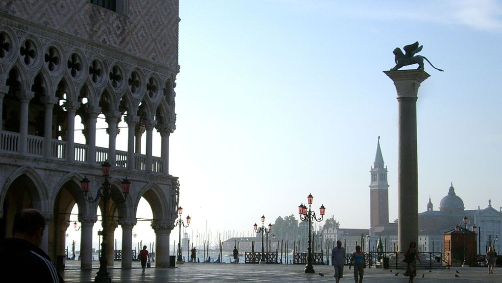 Teures Sonnenbad in Venedig: Touristin im Bikini muss Strafe  zahlen