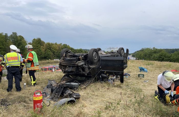 Unfall auf B 10 bei Korntal-Münchingen: Auto überschlägt sich – mehrere Verletzte