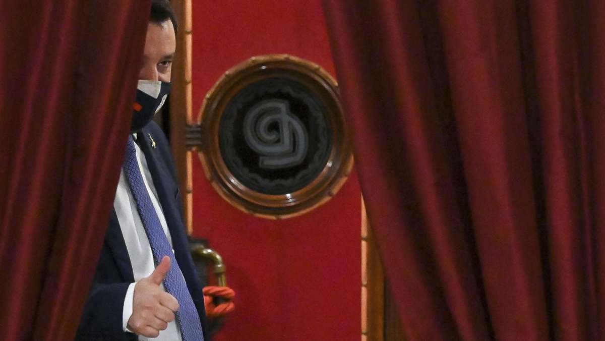  Die italienischen Regierungskrise wurde von einem Monat von dem linken Matteo Renzi ausgelöst. Profitiert hat aber vor allem sein Namensvetter auf der rechten Seite des Politik-Spektrums: Matteo Salvini ist wieder mit von der Partie. Ein Kommentar von Almut Siefert. 
