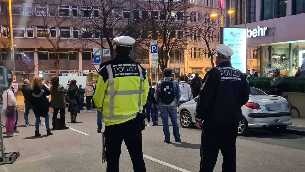 Coronaprotest in Stuttgart: Trotz Verbots finden sich  Gegner der Corona-Maßnahmen zusammen