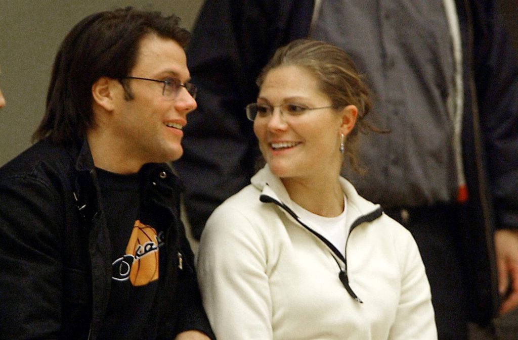 Junge Liebe: im Jahr 2003 besucht Victoria von Schweden gemeinsam mit dem Fitnesstrainer Daniel Westling ein Basketballspiel in Stockholm. Die gegenseitige Sympathie ist nicht zu übersehen. Schon damals spekuliert die Boulevardpresse über angebliche Heiratspläne, was die Prinzessin jedoch dementiert.