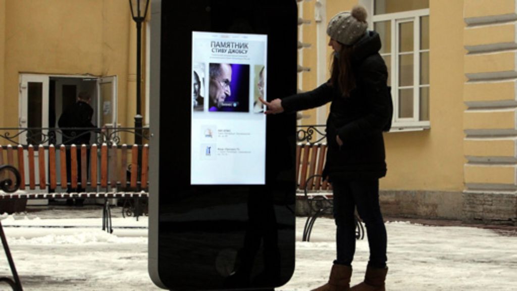  Apple-Chef Tim Cook hat in der Öffentlichkeit größtenteils Lob und Respekt für sein Outing erhalten, in Russland allerdings nicht. Das Steve-Jobs-Denkmal in St. Petersburg - ein zwei Meter hohes iPhone - wurde nun kurzerhand abgerissen. 