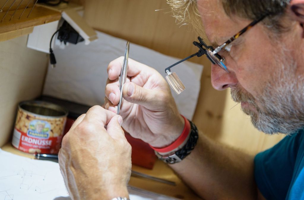 Der 55 Jahre alte Robert Birk aus Pörnbach trainiert den winzigen Insekten Kunststücke an.