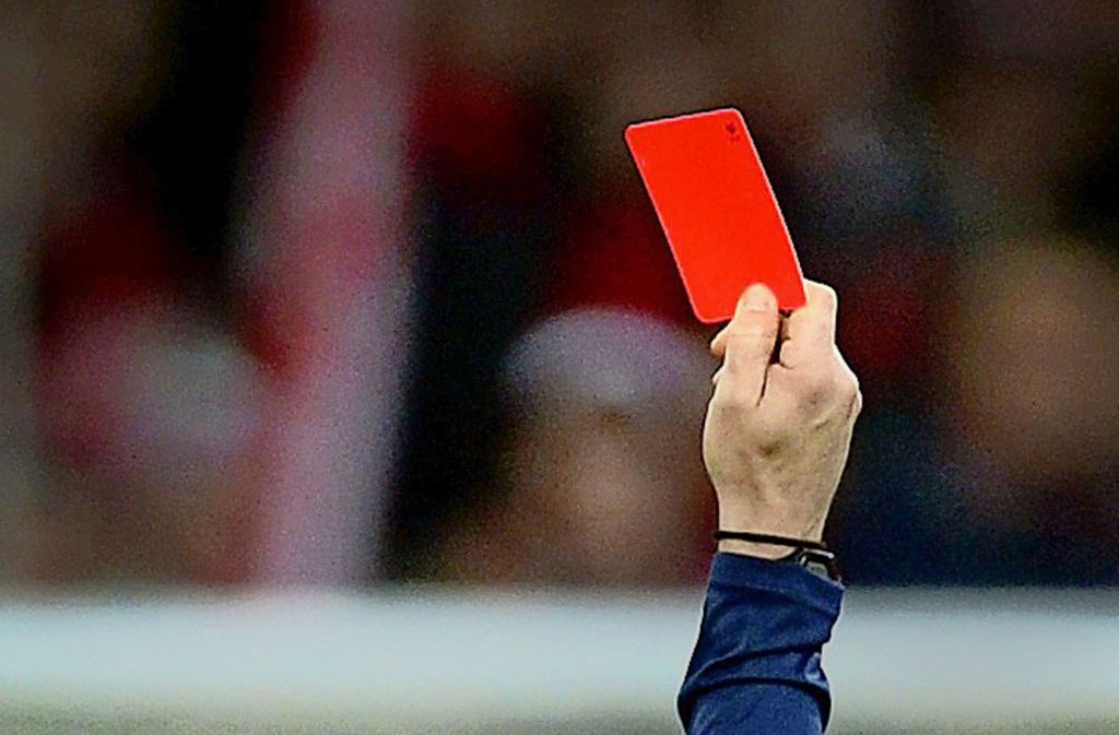 Rote Karte für zunehmende Gewalt gegen Schiedsrichter. Foto: dpa/Patrick Seeger