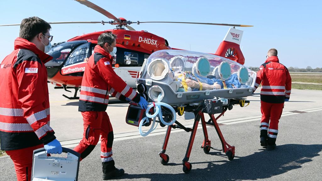DRF Luftrettung Baden-Württemberg: Hubschrauber  mit Isoliertrage für Corona-Patienten ausgerüstet