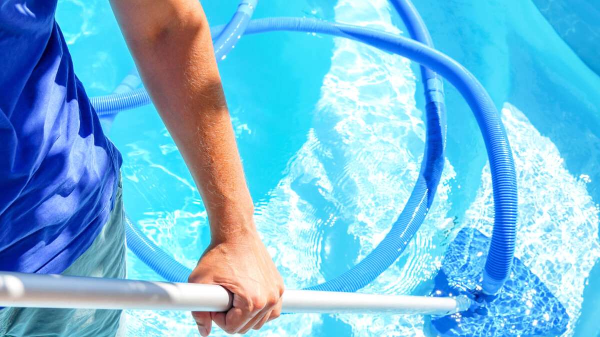 In diesem Artikel zeigen wir Ihnen, wie Sie Sand aus Ihrem Pool entfernen können. Mit und ohne Wasserverlust.