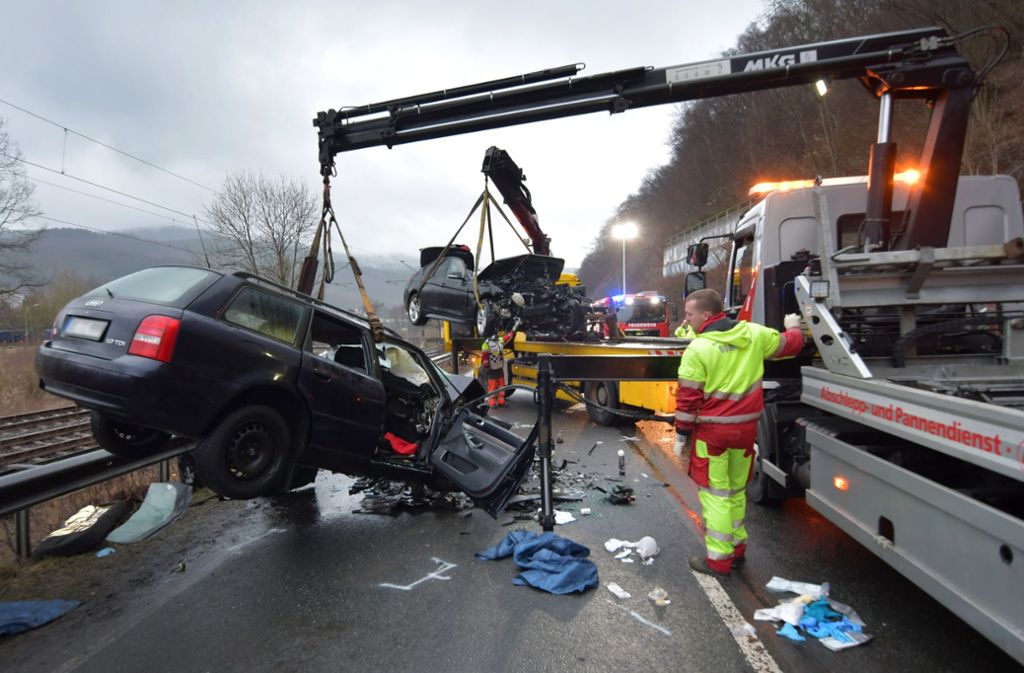 Beim Frontalzusammenstoß zweier Autos im Sauerland sind am Freitagmorgen drei Menschen gestorben.