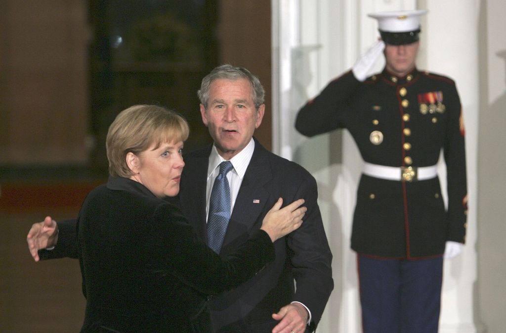 Lass dich drücken Angie! Beim G-20 Gipfel in Washington 2008 herzte Bush Merkel zur Begrüßung.