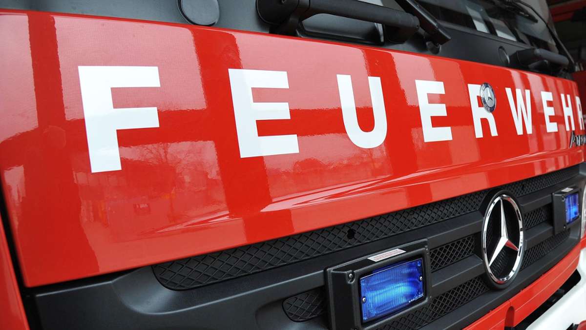 Wohnhausbrand in Schönaich: Rentnerpaar mit Verdacht auf Rauchvergiftung  ins Krankenhaus
