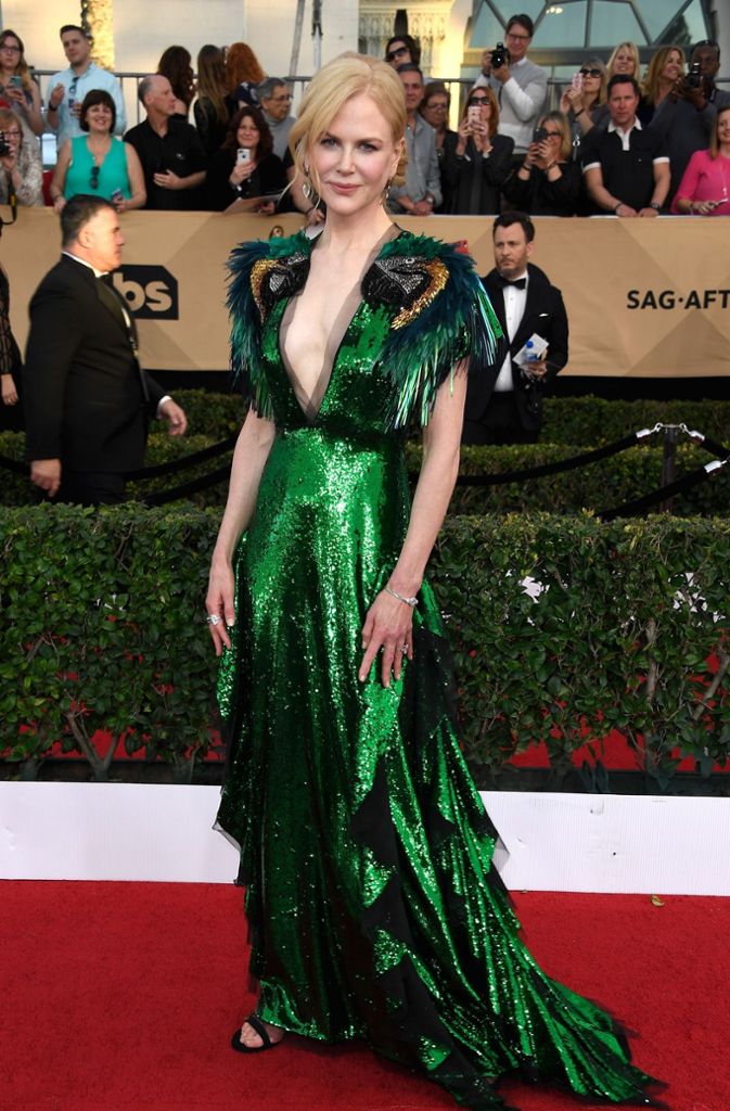 Schauspielerin Nicole Kidman in einem grünen Pailletten-Kleid mit tiefen Ausschnitt.