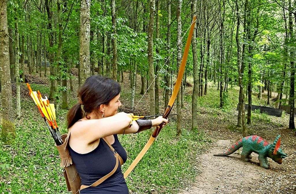 Kristin Schmitz erklärt Besuchern, wie man mit dem Bogen umgeht Foto: Christine Bilger