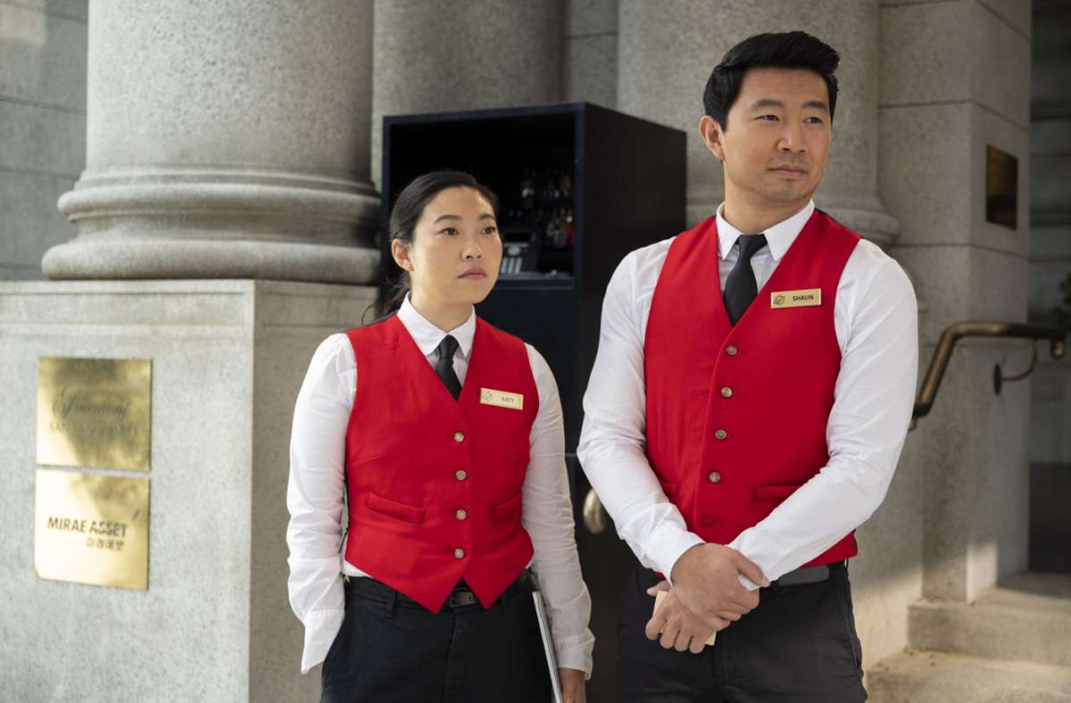 Der untergetauchte Shang-Chi (Simu Liu) und seine Freundin Katy (Awkwafina) arbeiten als Autoparker in einem Hotel