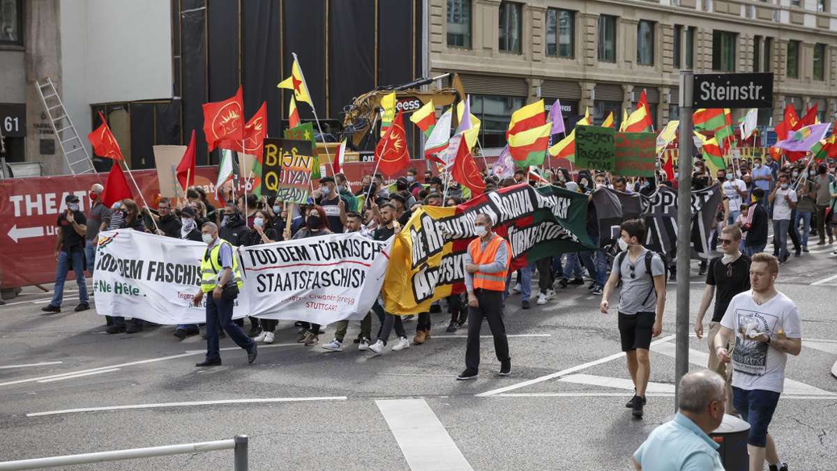  Rund 200 kurdische Demonstranten haben in der Stuttgarter Innenstadt erneut gegen die jüngsten militärischen Handlungen der Türkei im nordirakischen Kurdengebiet demonstriert. Der Protestzug wurde von vielen Polizeikräften begleitet. 