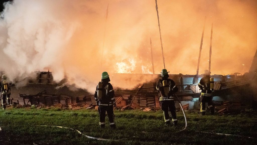  Im Kreis Ludwigsburg ist es zu einem schweren Brand in einer Scheune gekommen. Die Löscharbeiten der Feuerwehr dauerten die ganze Nacht an. 