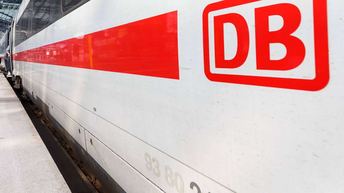  Als zwei Personen am Samstag auf den Gleisen standen, musste ein Zug bei Crailsheim stark bremsen. 