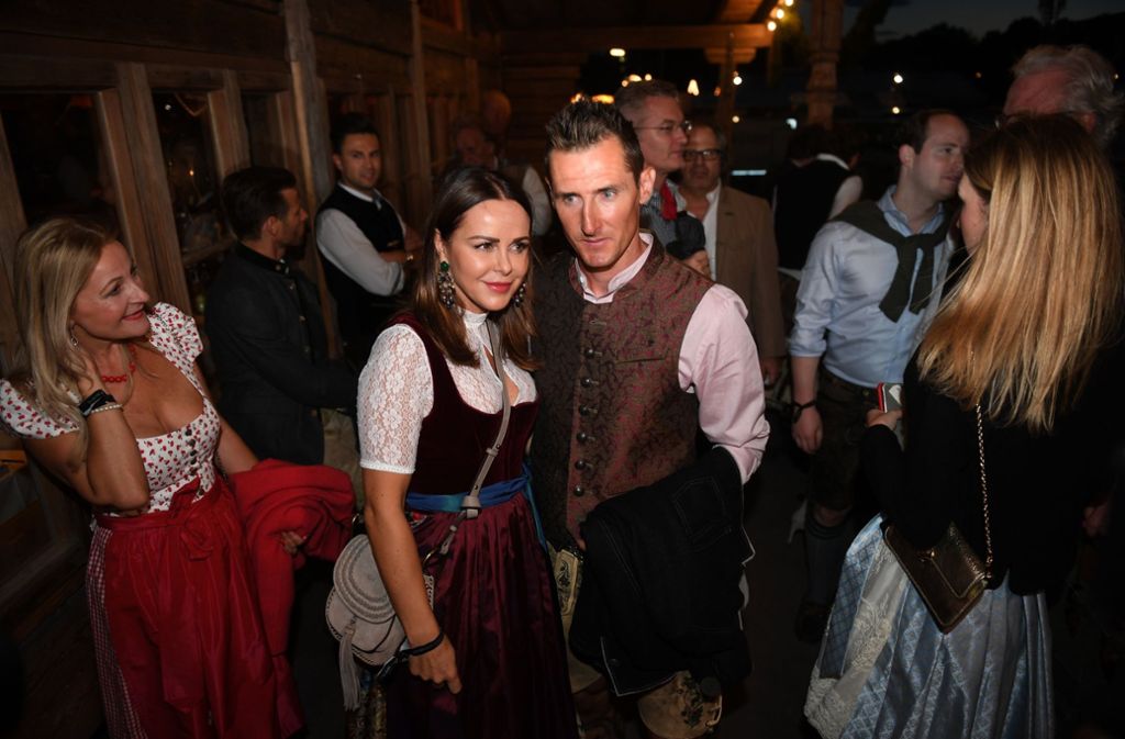 Ebenso haben sich Fußballer Miroslav Klose und seine Frau Sylwia unter die feiernden Promi gemischt.