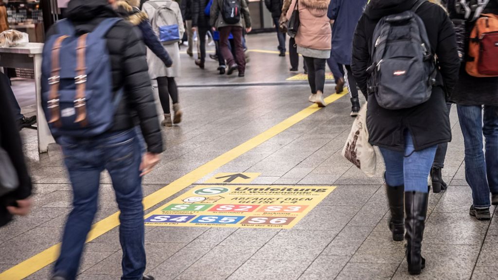 Verwirrung am Hauptbahnhof Stuttgart: Dicke gelbe Linie weist den Weg