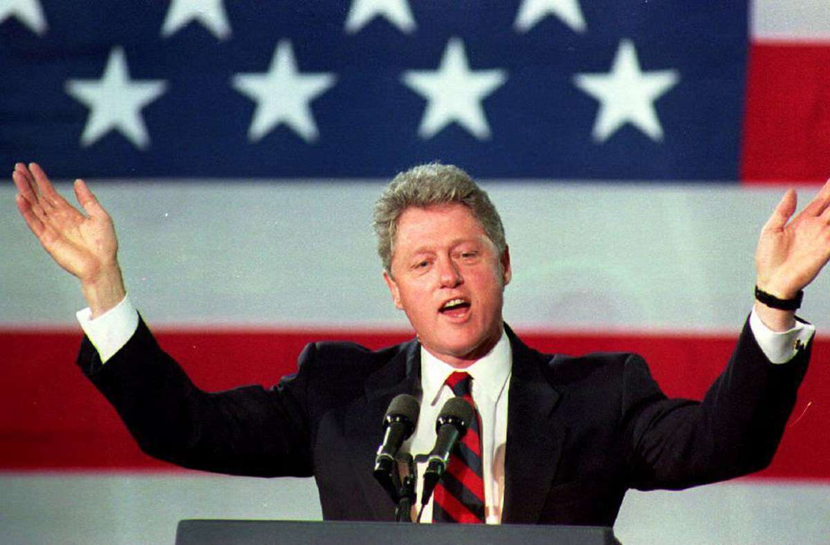 Bill Clinton (1993-2001): Zu Beginn seiner Präsidentschaft hatte er mit der hohen Staatsverschuldung, mitverursacht durch seine Vorgänger, zu kämpfen. Während seiner Amtszeit wurde die Freihandelszone NAFTA gegründet. Nach der Lewinsky-Affäre scheiterte ein Amtsenthebungsverfahren gegen Clinton.