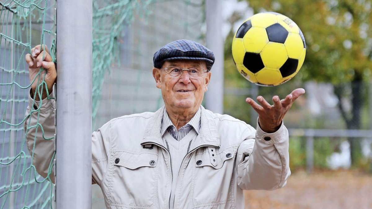 Der VfB Stuttgart trauert um seine Torwart-Legende Günter Sawitzki, der mit 88 Jahren verstorben ist. Wir blicken auf eine einzigartige Karriere zurück. 