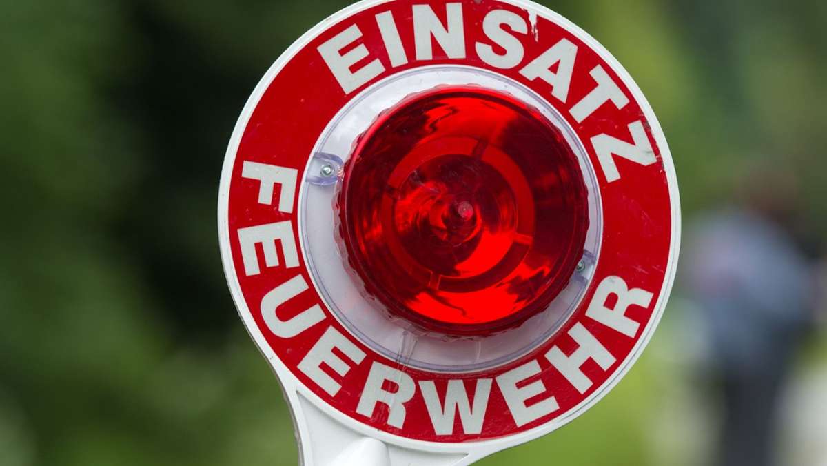 Unfall in Esslingen: Bus kracht gegen Baum – Hunderte Liter Diesel laufen aus